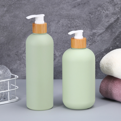 400ml 500ml 柔らかい触覚の化粧品 シャンプー用の竹の蓋付きの絞り込みボトル 身体バターローション